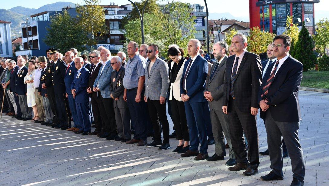 19 Eylül Gaziler Günü programı sebebiyle Atatürk Anıtı'na çelenk sunuldu.