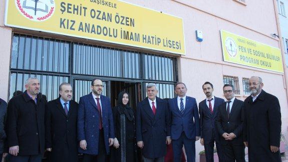 Başkan Karaosmanoğlu, Başiskele ilçesinde okul ziyaretleri gerçekleştirdi. Geleceğin dünyada söz sahibi olacak bilişim mühendislerine başarılar diledi.