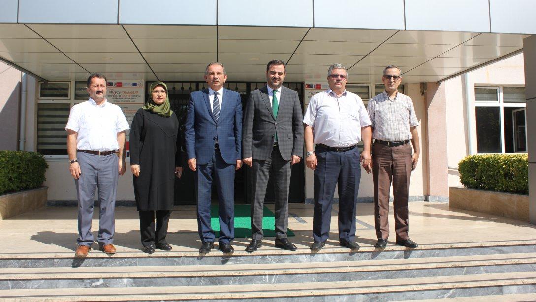 Başiskele Belediye Başkanı Mehmet Yasin Özlü 2019-2020 Eğitim-Öğretim Yılı'nın başlaması sebebiyle İlçe Milli Eğitim Müdürümüz Cemil Akkaya' yı makamında ziyaret etti.