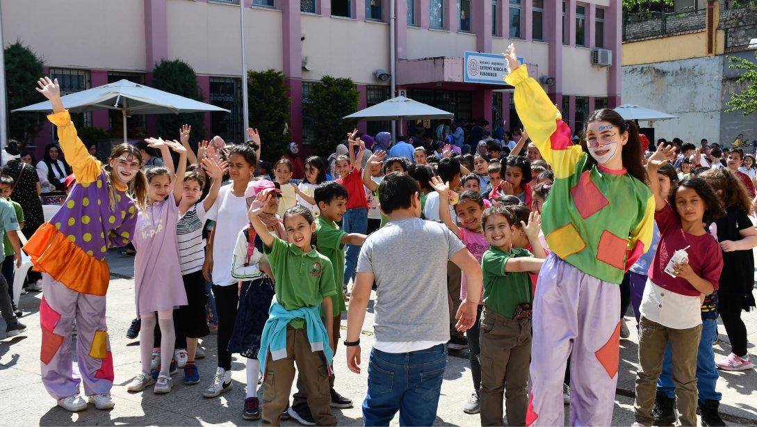 Levet Kırca Oya Başar İlkokulu bahçesinde kermes düzenlendi. 