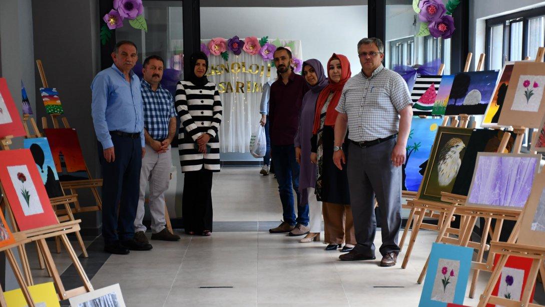 Şehit Ozan Özen Kız Anadolu İmam Hatip Lisesi'nde Teknoloji ve Tasarım, Ebru ve Görsel Sanatlar Yılsonu Sergisi açıldı. 