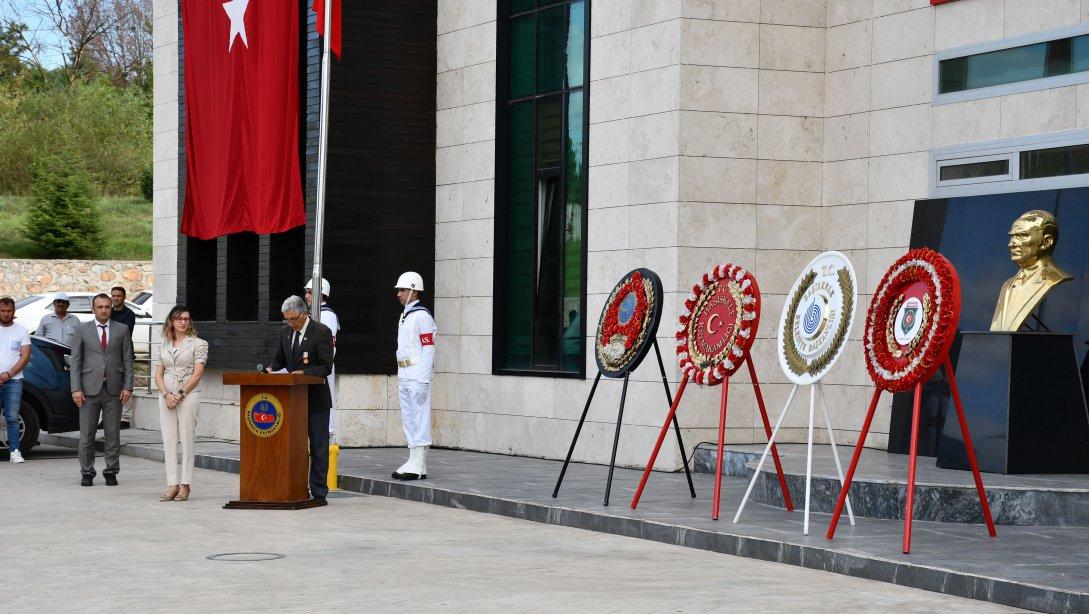 19 Eylül Gaziler Günü nedeniyle saat 10:00' da Kaymakamlık önünde Atatürk anıtına çelenk sunma töreni 