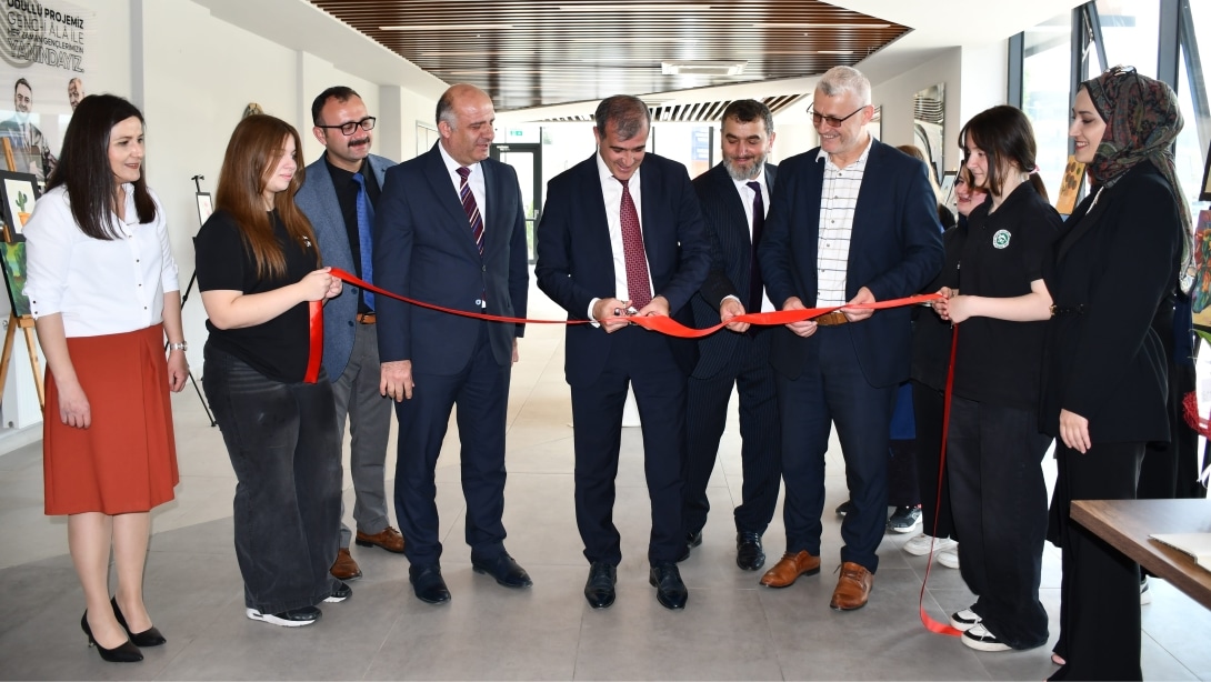 Şehit Ömür Ertuğrul Sarı Anadolu Lisesi öğrencileri tarafından hazırlanan 2024-2025 yıl sonu karma resim sergisi
